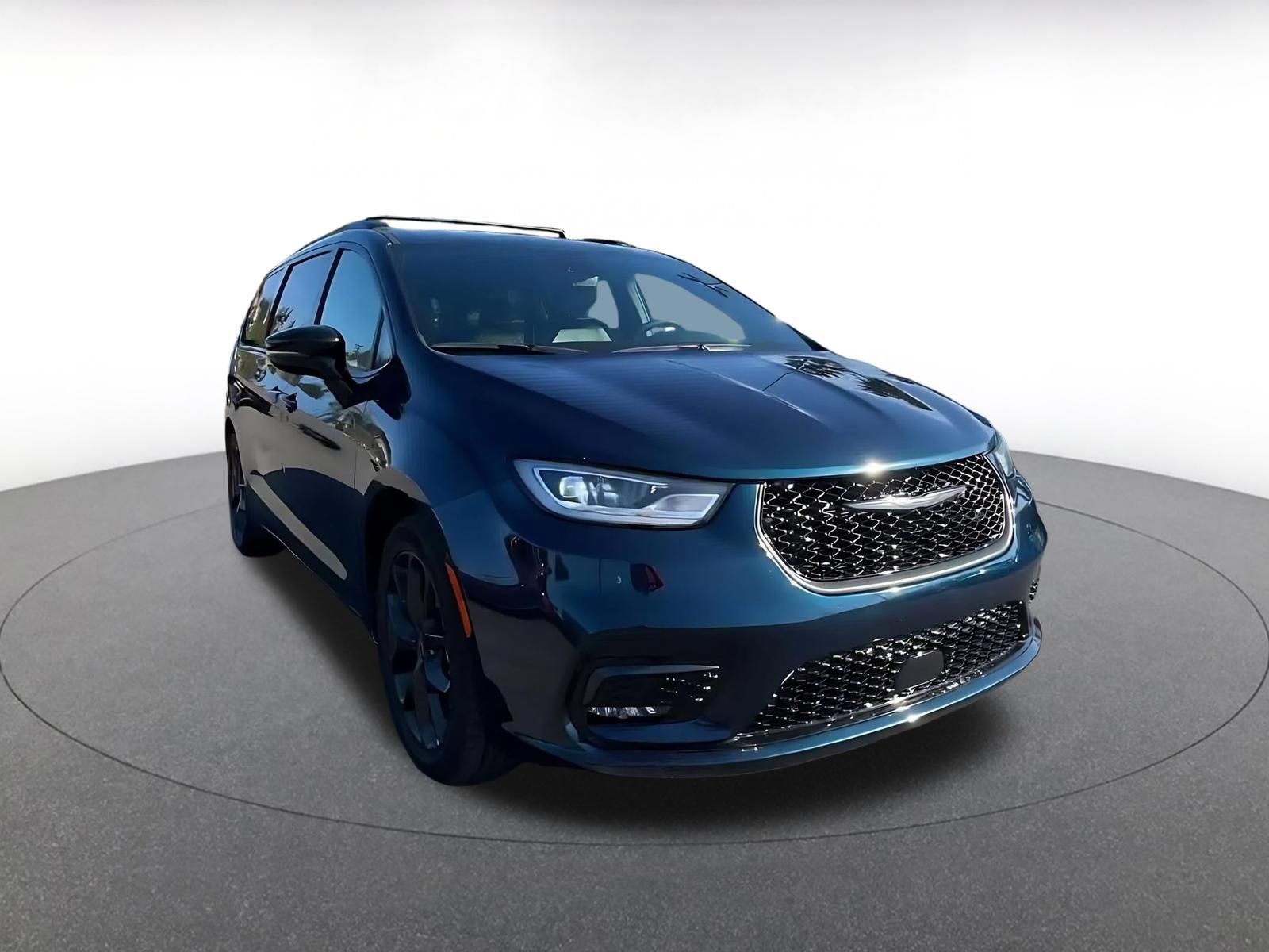Used 2025 Chrysler Pacifica Limited FWD image 3