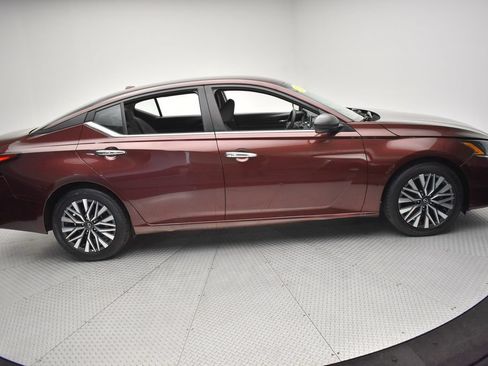 Used 2024 Nissan Altima 2.5 SV FWD image 4