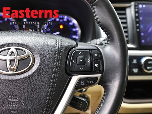 Used 2018 Toyota Highlander Plus AWD/4WD image 15
