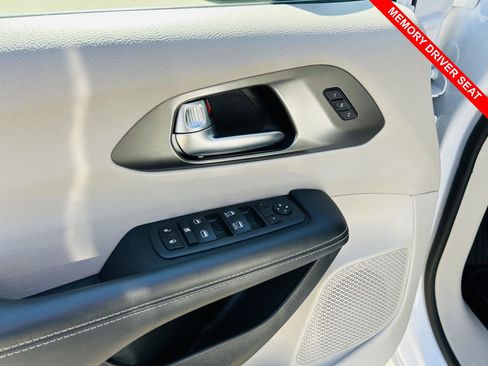 Used 2023 Chrysler Pacifica Touring-L image 13