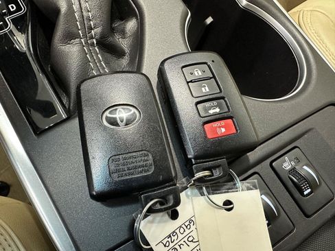 Used 2017 Toyota Camry XLE w/ Moonroof Package FWD image 28