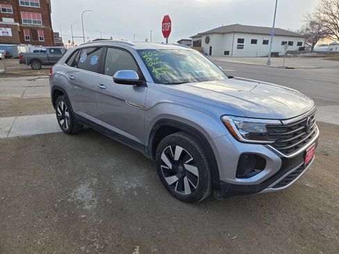 Used 2025 Volkswagen Atlas Cross Sport SE FWD image 2