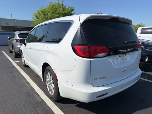 Used 2022 Chrysler Voyager LX FWD image 2