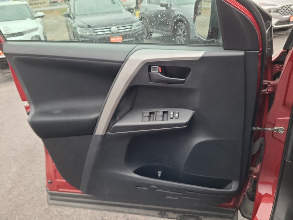 Used 2018 Toyota RAV4 LE AWD/4WD image 19