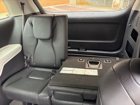 Used 2022 Kia Carnival LX image 11