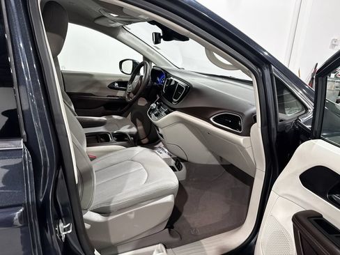Used 2020 Chrysler Pacifica Touring w/ Advanced Safetytec Group FWD image 25