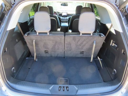 Used 2024 Ford Explorer XLT w/ Equipment Group 202A AWD/4WD image 18