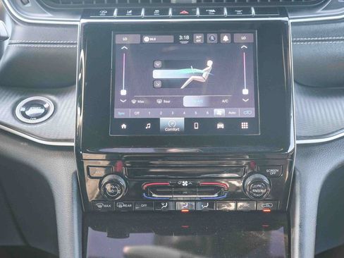 Used 2024 Jeep Grand Cherokee Laredo RWD image 14