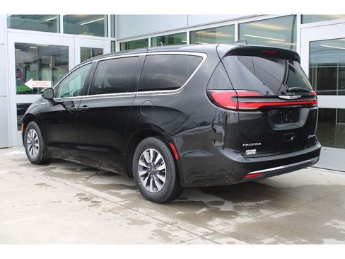 Certified 2022 Chrysler Pacifica Touring-L image 6