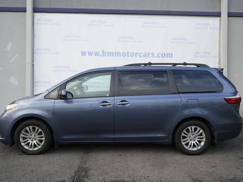 Used 2017 Toyota Sienna XLE Premium FWD image 8
