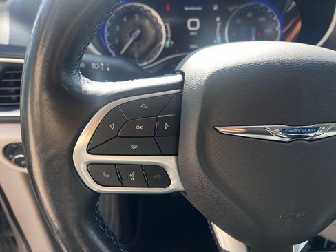 Used 2021 Chrysler Pacifica Touring-L image 17