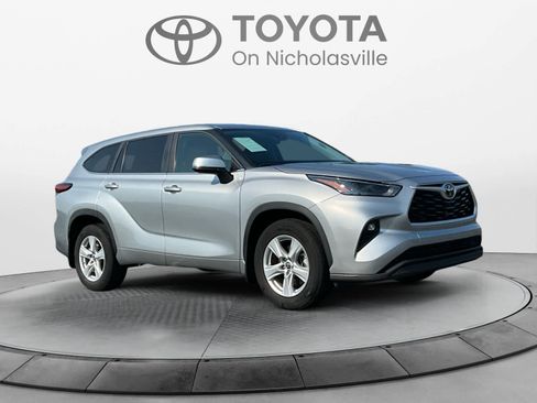 Used 2023 Toyota Highlander LE FWD image 7