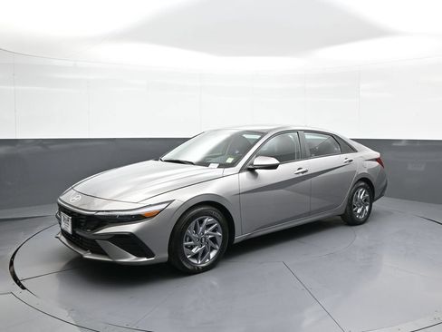 Certified 2024 Hyundai Elantra SEL FWD image 10