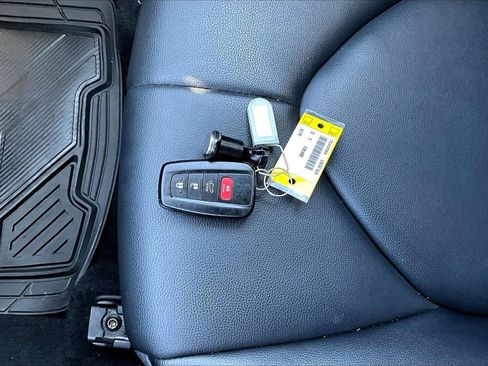 Used 2022 Toyota Highlander XLE image 32