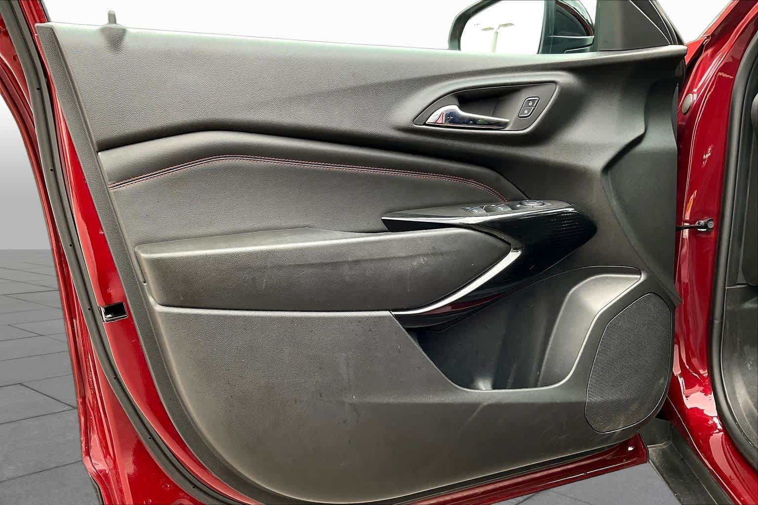 Used 2025 Chevrolet Trax RS w/ Sunroof Package FWD image 21