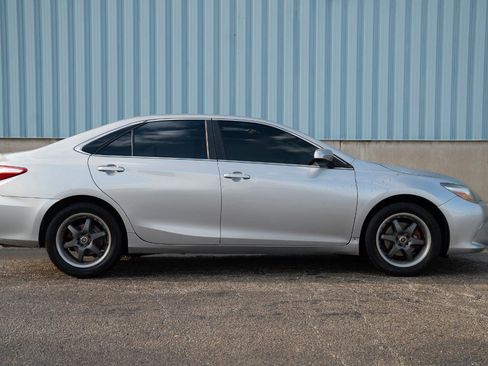 Used 2016 Toyota Camry SE w/ Moonroof Package FWD image 10