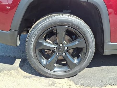 Certified 2023 Jeep Grand Cherokee Limited w/ Black Appearance Package AWD/4WD image 10