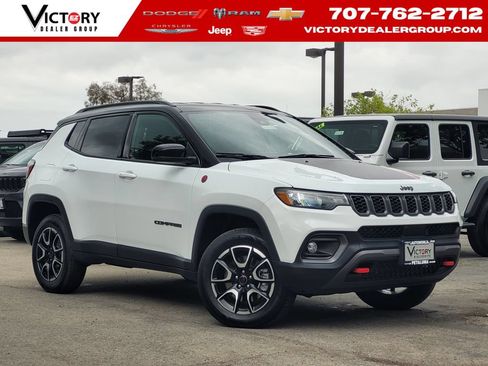 Used 2025 Jeep Compass Trailhawk w/ Trailer Tow Group AWD/4WD image 1