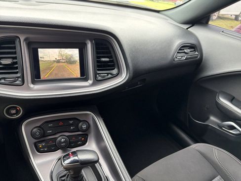 Used 2019 Dodge Challenger SXT image 8
