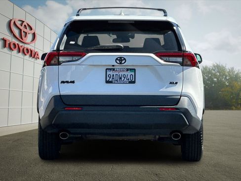Used 2022 Toyota RAV4 XLE w/ Convenience Package FWD image 4