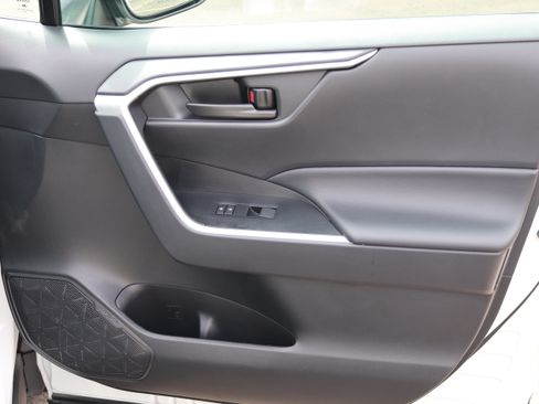 Used 2025 Toyota RAV4 LE AWD/4WD image 33