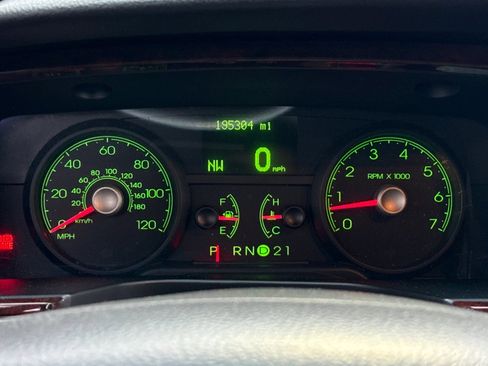 Used 2007 Lincoln Town Car Executive L image 16