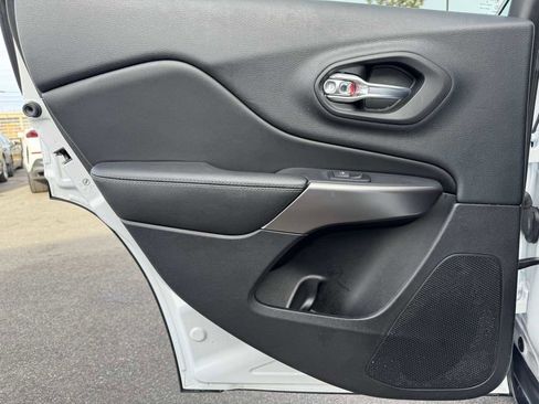 Used 2019 Jeep Cherokee Latitude Plus w/ Cold Weather Group image 39