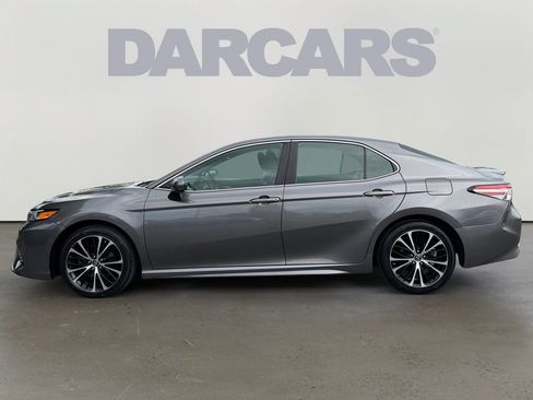 Used 2018 Toyota Camry SE w/ Moonroof Package FWD image 3