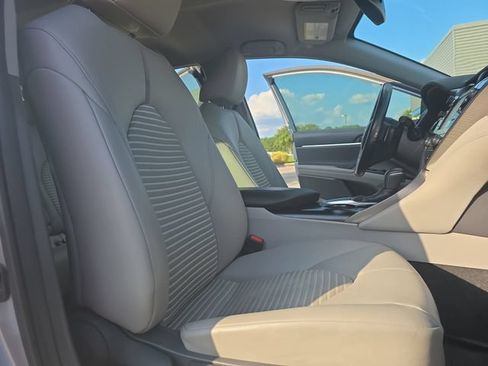 Used 2019 Toyota Camry SE w/ Convenience Package FWD image 11