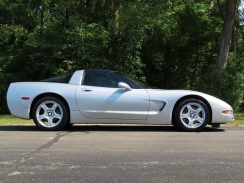 Used 1997 Chevrolet Corvette Coupe w/ Memory Pkg RWD image 2