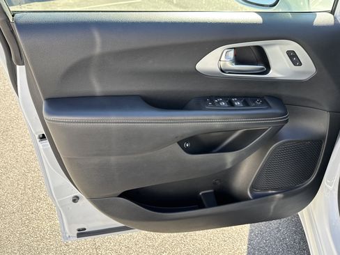 Used 2021 Chrysler Pacifica Touring-L w/ Uconnect Theater Family Group image 17