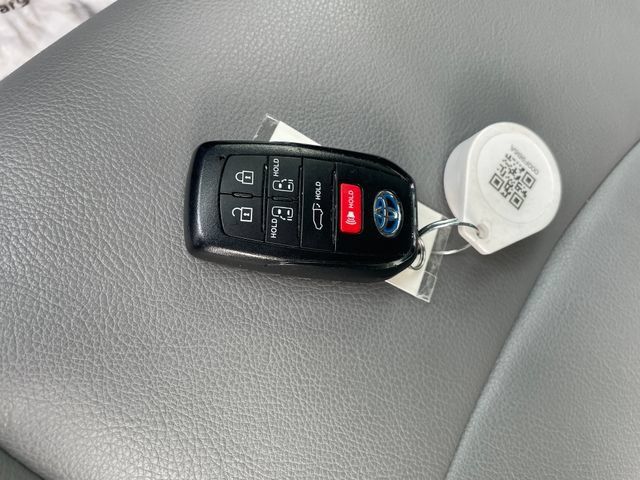 Used 2025 Toyota Sienna XLE FWD image 31