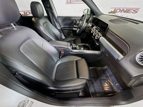 Used 2020 Mercedes-Benz GLB 250 4MATIC w/ Premium Package image 31