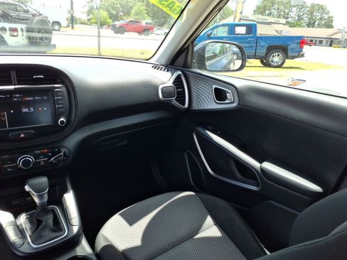 Used 2024 Kia Soul LX w/ Option Group 015 FWD image 11