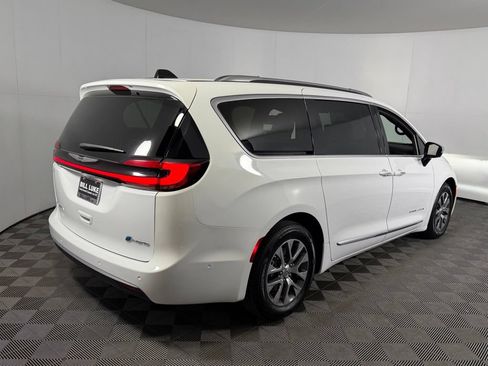 Used 2023 Chrysler Pacifica Pinnacle FWD image 8