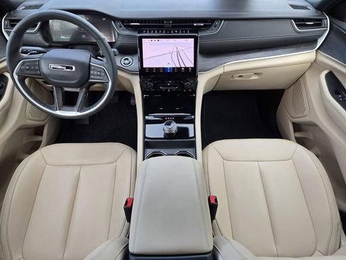 Used 2025 Jeep Grand Cherokee Limited image 24