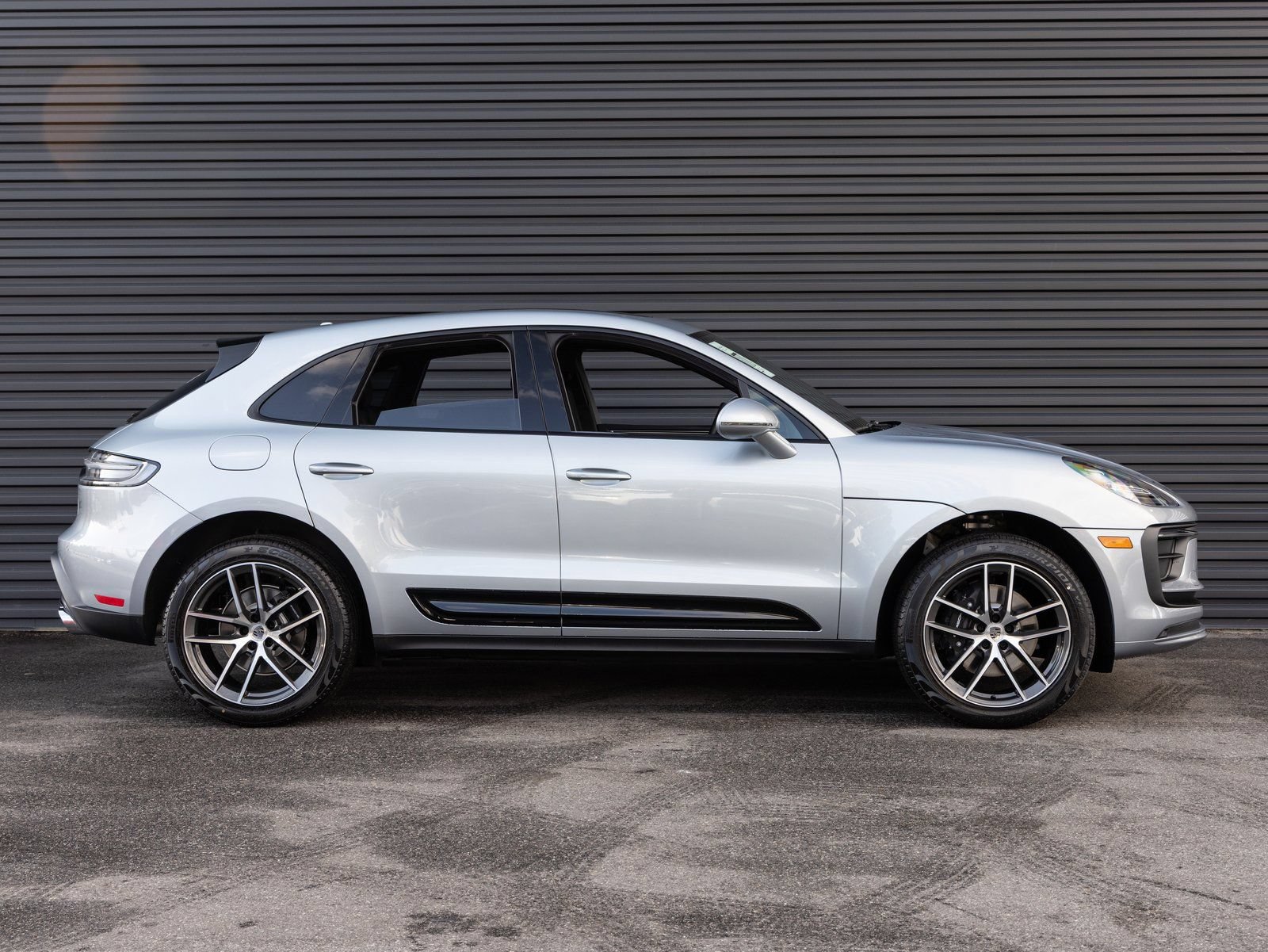 Certified 2026 Porsche Macan AWD/4WD image 8