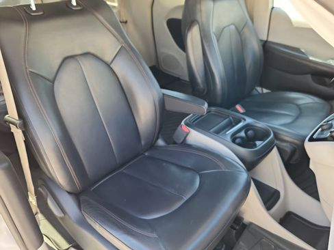 Used 2017 Chrysler Pacifica Touring-L FWD image 13
