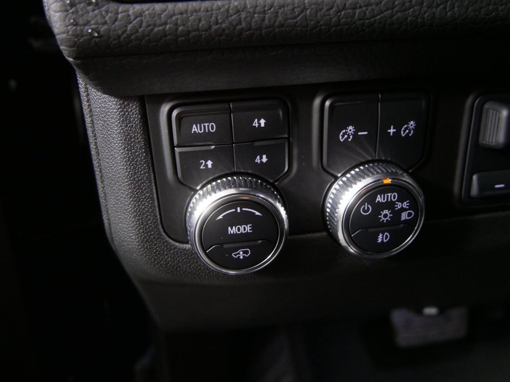 Used 2024 GMC Yukon Denali w/ Advanced Technology Package AWD/4WD image 17