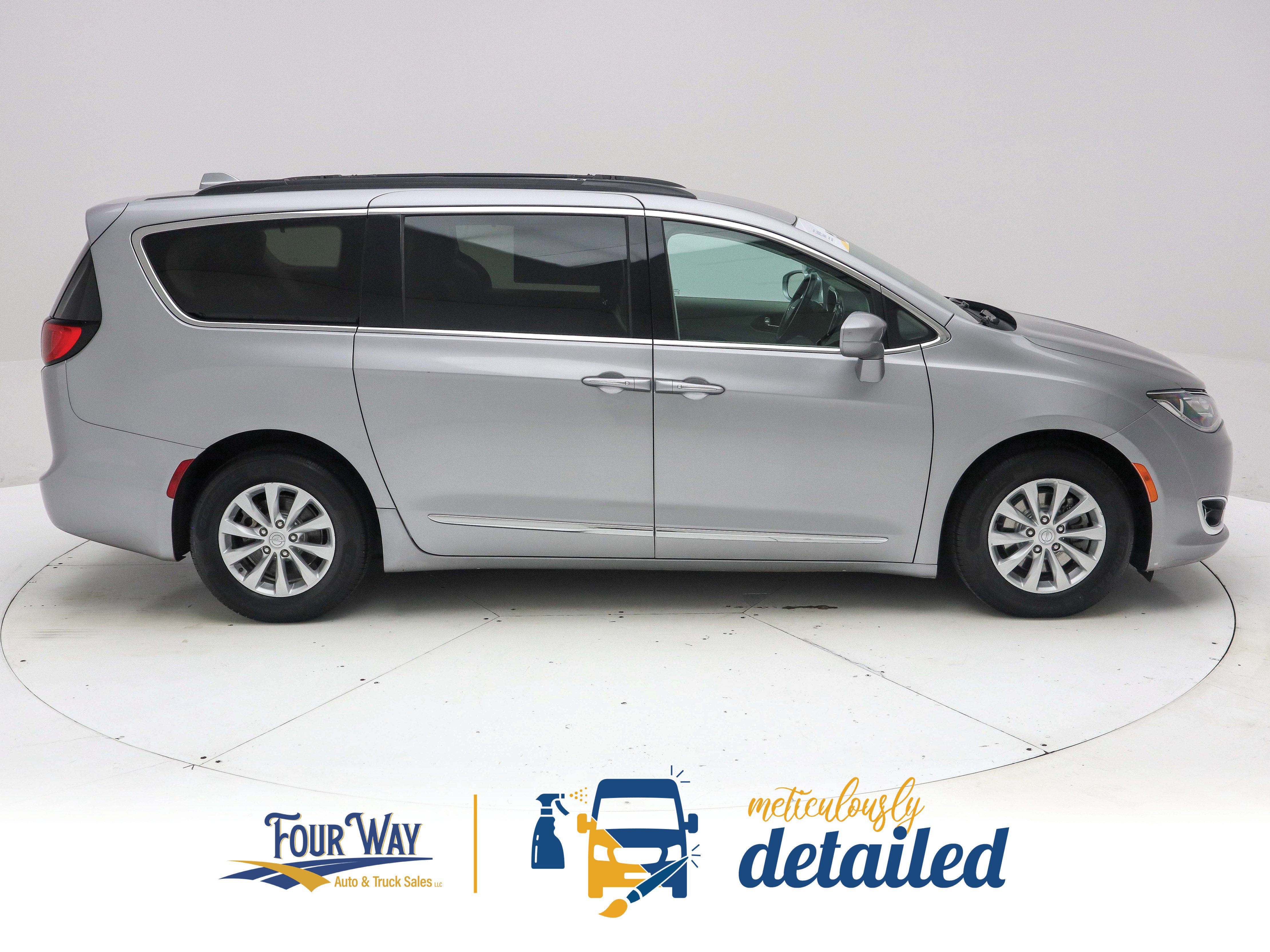 Used 2017 Chrysler Pacifica Touring-L FWD image 2