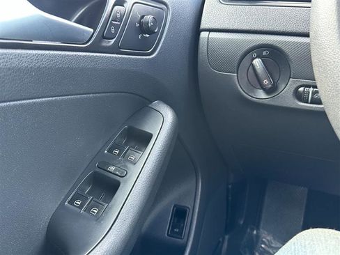 Used 2016 Volkswagen Jetta S image 32