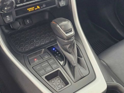 Used 2022 Toyota RAV4 XLE Premium image 60