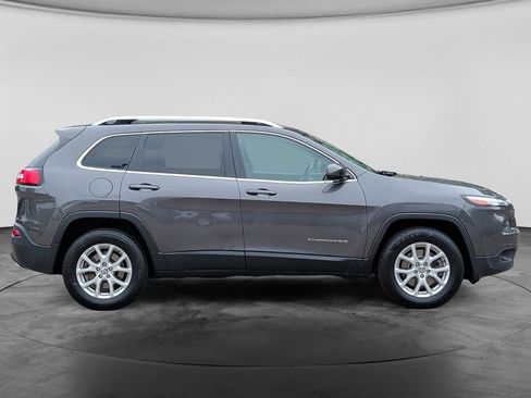 Used 2018 Jeep Cherokee Latitude Plus w/ Cold Weather Group AWD/4WD image 8