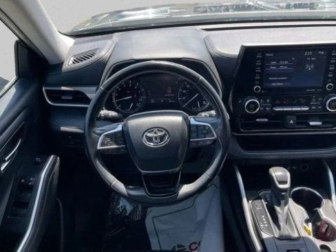 Used 2021 Toyota Highlander XLE AWD/4WD image 18