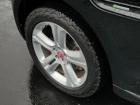 Used 2017 Jaguar F-PACE R-Sport image 6