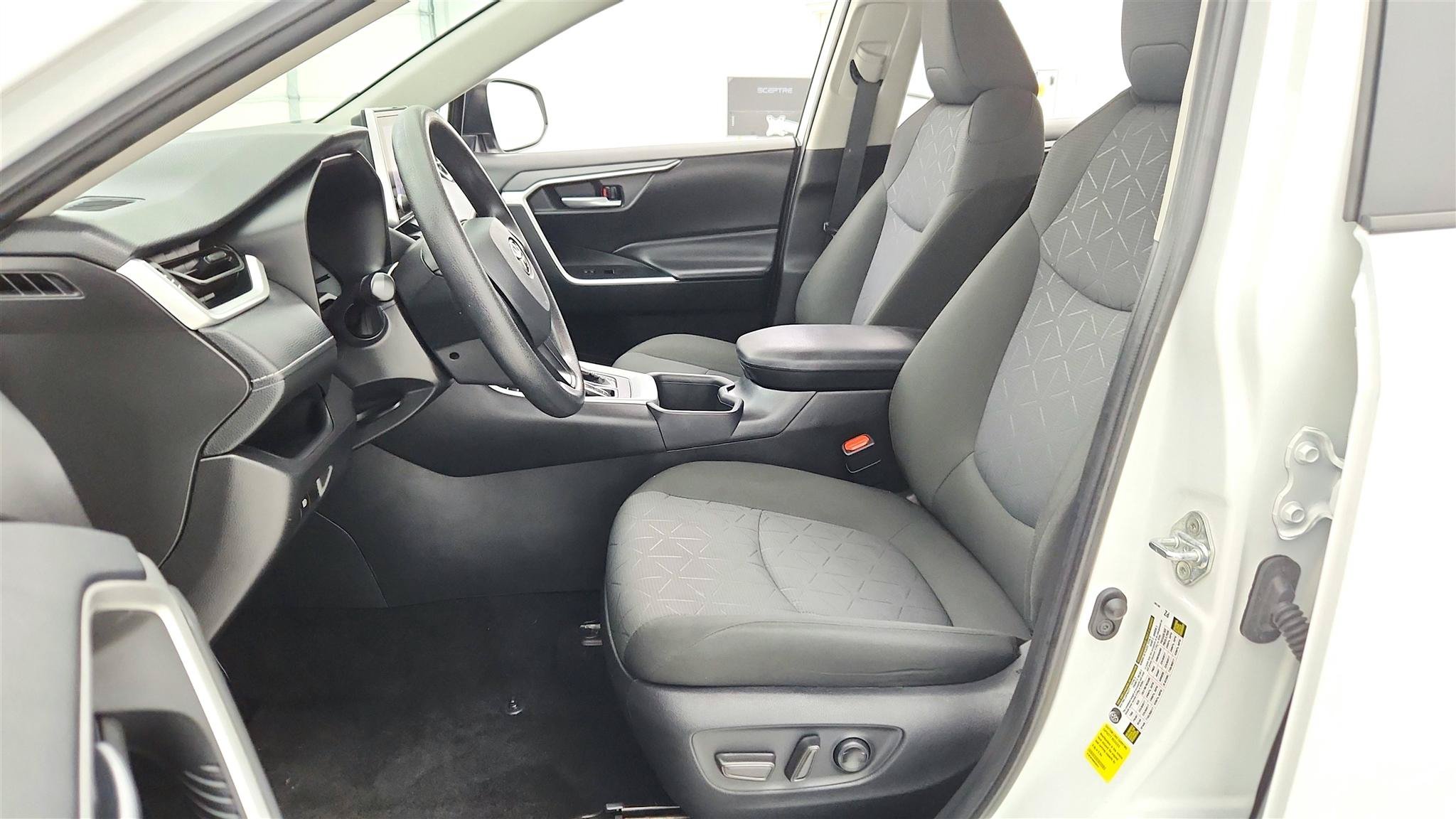 Used 2025 Toyota RAV4 XLE FWD image 10