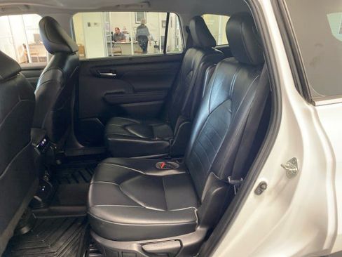 Used 2023 Toyota Highlander XLE AWD/4WD image 10
