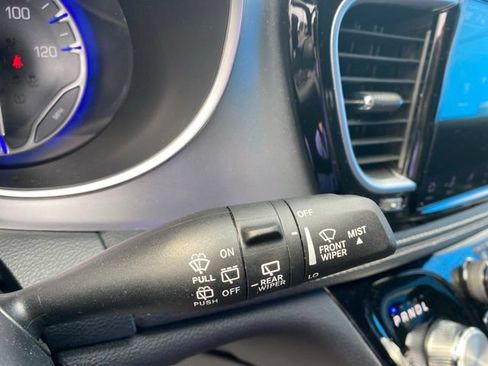 Used 2025 Chrysler Pacifica Limited FWD image 24