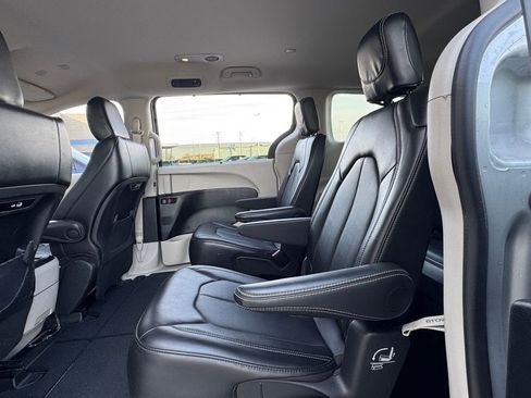 Used 2024 Chrysler Pacifica Touring-L image 29