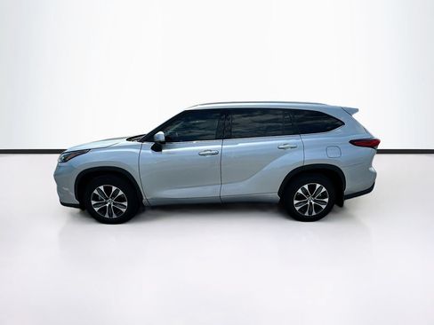 Used 2022 Toyota Highlander XLE AWD/4WD image 6